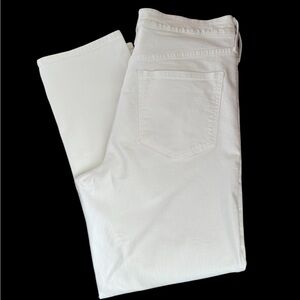 Stylish white denim jeans with a classic design.